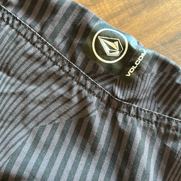 Volcom boy swim shorts - Picture 3 of 4